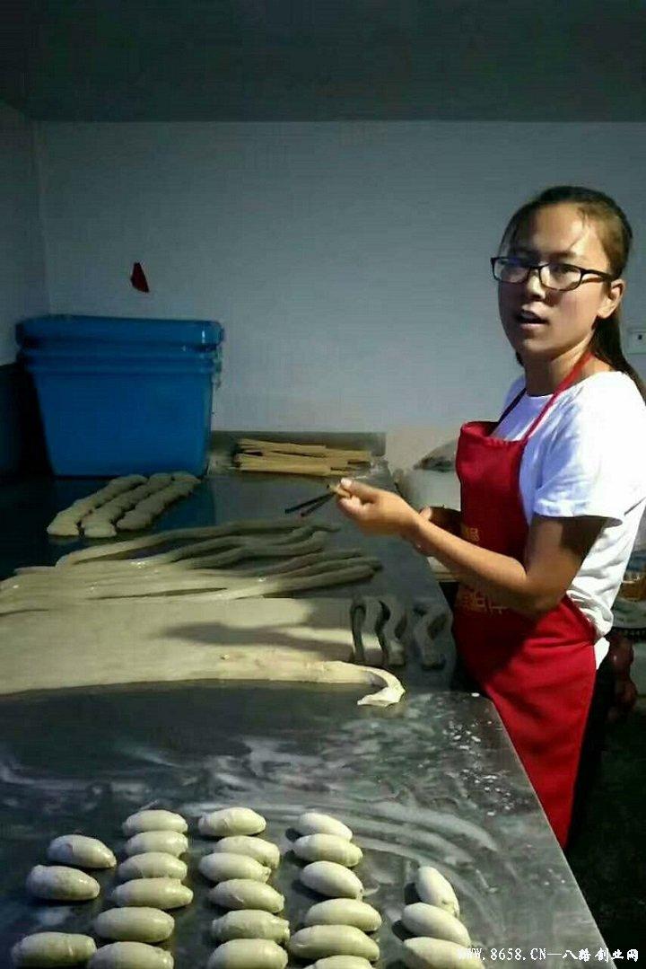 革新烘焙工藝，引領(lǐng)行業(yè)新潮流，最新烤面筋機(jī)亮相！