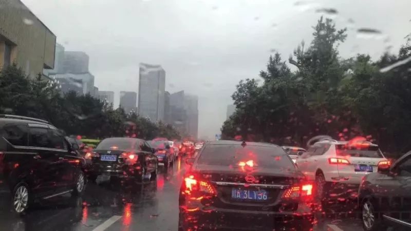 成都暴雨下的驚喜探索，小巷特色小店